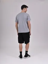 Remera gris melange de manga corta con estampa de un auto clásico en la playa.