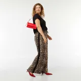 Pantalón ancho con estampado animal print y bandas laterales negras.
