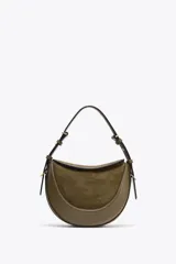Bolso bandolera ovalado color verde oliva, con solapa de gamuza y asa de cuero ajustable.