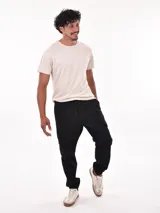 Pantalón jogger color verde oliva con bolsillos cargo, cintura elástica con cordón ajustable y puños elásticos.