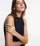 Vestido midi negro de punto acanalado, sin mangas y con cuello alto.