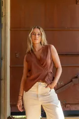 Blusa marrón de tusor, con escote en V cruzado y lazo interno para ajustar.
