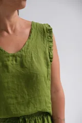 Musculosa verde oliva de lino italiano, con escote en V y volados en las mangas.