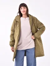 Campera larga color verde oliva con capucha, cierre frontal y diseño acolchado con patrón de rombos.