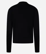 Sweater negro de punto con cuello redondo, puños y ruedo acanalados. Incluye cuello, puños y ruedo de camisa celeste a rayas.