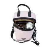 Matera estilo mochila color verde militar, confeccionada en nylon acolchado con detalles en símil cuero negro. Cuenta con tapa con cierre metálico, bolsillo interno, asas de mano y correa extensible para llevar al hombro o cruzada.