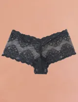 Panty boyshort de encaje floral negro con borde festoneado.