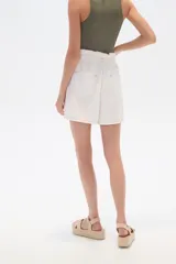 Short color crudo de jean con cintura paper bag, bolsillos laterales y calce alto.