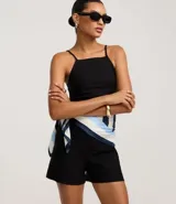 Short sastrero color verde militar, de tiro alto y corte recto. Confeccionado en bengalina con viscosa certificada, trabillas en la cintura y cierre tradicional.