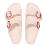 Sandalias Birkenstock Arizona, color rosa pálido, fabricadas en goma EVA, con hebillas plásticas traslúcidas color salmón.