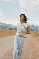 Pantalón celeste de tiro alto con cintura elástica, bolsillos delanteros y pierna ancha.