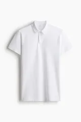 Remera polo blanca de punto de algodón liviano, corte slim fit, con cuello, tapeta de botones y bajo recto.