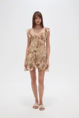 Vestido corto de poliéster estampado en tonos beige y marrón, con escote en V, mangas cortas con volados y detalle de punto smock en el busto.