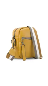 Bandolera de cuero sintético en color marrón claro con apertura superior de cierre. Presenta un bolsillo frontal con cierre y una correa de galón ajustable y desmontable con diseño a rayas. El interior incluye un bolsillo de fácil acceso.