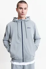 Campera gris de felpa sin frisa, con capucha, cierre frontal y bolsillos laterales con cierre. Logo estampado en relieve en el pecho.