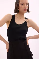 Remera negra de algodón con cuello redondo y sisas amplias.