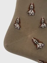 Calcetines marrones con diseño de perros blancos y marrones.