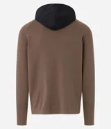Cardigan de punto color marrón topo, con capucha negra contrastante y cierre frontal de cremallera negra. Presenta bolsillos laterales.