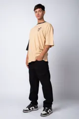 Pantalón color verde oliva de gabardina, corte recto y tiro medio.