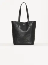 Bolso tipo tote negro de cuero vacuno con textura granulada, doble asa de hombro, apliques color marfil y logo JCH plateado en el frente. Incluye sobre desmontable en el interior.