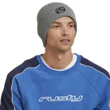 Gorro de lana gris con logo de la marca Rusty en el frente.
