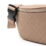Riñonera color taupe con estampado de logos, correa regulable con hebilla plástica negra y herrajes plateados.