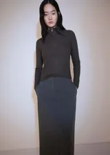 Jersey de punto color marrón con cuello perkins con cremallera, diseño recto y entallado, de manga larga.