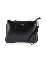 Cartera negra de diseño elegante, con cierre y correa lateral.