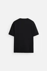 Camiseta negra relaxed fit confeccionada en tejido de algodón compacto con estructura piqué, cuello redondo y manga corta.