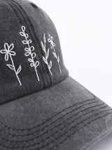 Gorro de gabardina color rosado con visera y bordado frontal con la frase "Keep Going".