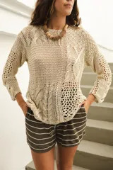 Sweater de lino azul marino, tejido a mano con diseño de patchwork de cables, silueta holgada, manga larga, cuello a la base y largo a la cadera.