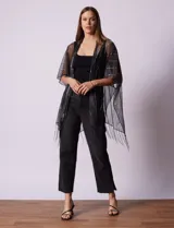 Kimono plisado color gris, marca Do Jessica McClintock, con terminación de ruedo con flecos.