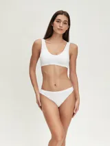 Vedetina blanca de corte clásico y cobertura total, confeccionada en tejido seamless.