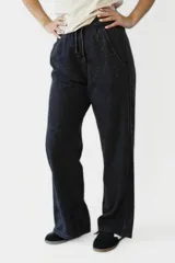 Pantalón negro de corte recto y tiro alto, con cintura elástica y cordón ajustable.