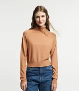 Blusa de punto color tostado, con cuello alto y manga larga.