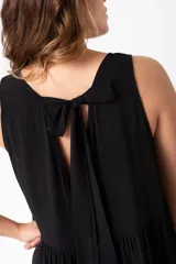 Vestido midi negro de algodón y elastano, con corte evasé, escote en V y sin mangas.