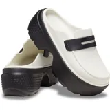 Zueco Crocs Stomp Loafer color blanco con plataforma negra y detalle de antifaz negro en el empeine.