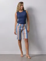 Bermuda estampada azul con diseño de líneas verticales blancas, marca Zac & Rachel. Tiene pretina ancha elastizada.