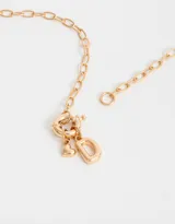 Collar corto dorado con cadena de eslabones, cierre de mosquetón, dije de corazón y dije de letra B.