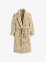 Bata de baño larga color beige con estampado geométrico en tonos más claros, estilo étnico o navajo. Presenta cuello chal, mangas largas y cinturón para ajustar a la cintura.