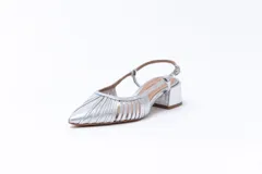 Zapato plateado de cuero con talón descubierto y tira trasera. Capellada con tiras horizontales.