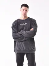 Buzo negro de corte holgado con cuello redondo y puños y cintura acanalados. Estampado frontal con la frase "State of Mind".