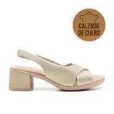 Sandalias de cuero negro con tiras cruzadas en el empeine, pulsera al tobillo y taco bloque bajo. Marca Usaflex.