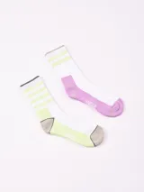 Pack de dos pares de medias deportivas de caña corta, una blanca con rayas lilas y puntera celeste, y otra blanca con rayas lilas y puntera lila.