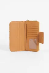 Billetera beige de rafia con cierre de cremallera y solapa marrón con el logo de la marca.