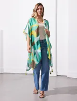 Kimono tejido con estampado geométrico en tonos verde, amarillo y marrón. Tiene mangas amplias estilo japonés y terminación de ruedo con borlas.