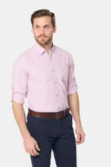 Camisa celeste a rayas verticales, de manga larga con opción de arremangar, corte slim fit y bolsillo en el pecho. Confeccionada en algodón.