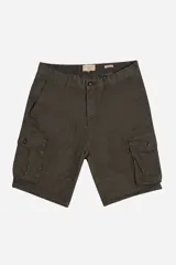 Bermuda cargo color verde oliva con bolsillos laterales amplios, botón y cierre.