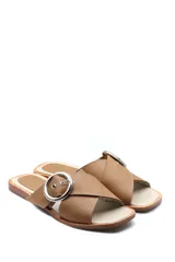 Sandalia baja de cuero con tiras cruzadas y hebilla redonda, diseño moderno y cómodo.