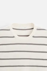 Camiseta regular fit de punto color crudo con rayas horizontales grises, cuello redondo y manga corta.